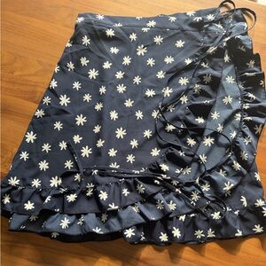 Cute Summer Rose Floral Ruffle Wrap Skirt with Ruffle. Navy w/daisies. NWOT.